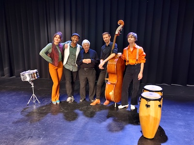 Quintett édul'color. Jazz-Geschichte, interaktives Konzert, Unterhaltung mit Musik-, Bass-, Klavier- und Stepptanz für Kinder und Jugendliche zum Bildungszweck. Swing, middle jazz, mainstream, bebop, Modern Jazz, zeitgenössischer und experimenteller Jazz, kubanische, latein und brasilianische Musik, Funk.  Lausanne, Schwiez. Musikal- und Tanzimprovisation. Jean-Yves Poupin (Klavier), Antoine Brochot (Bass), Sam Vère / Doortje Peters (Steptanz + Schauspiel), Laurent Bortolotti (Künstlerische Leitung + Inszenierung + Choreografie + Steptanz + Percussion + Schauspiel).